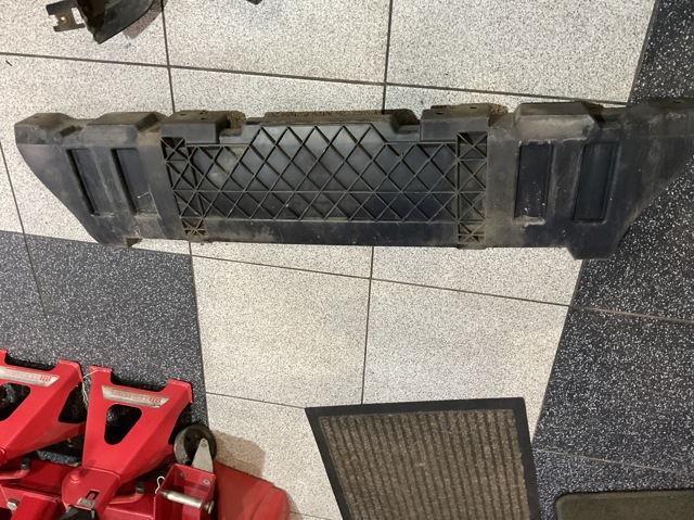 Кронштейн бампера заднього, центральний 85222EB310 NISSAN