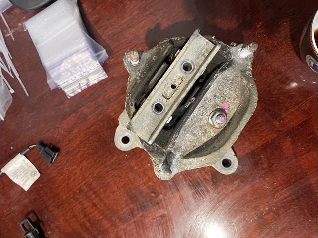 Кронштейн подушки коробки передач 8K0399115R VAG