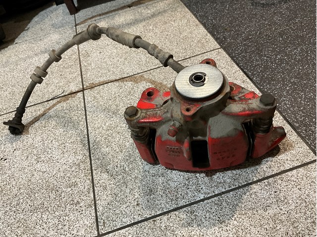 Супорт гальмівний задній правий 8K0615404E VAG