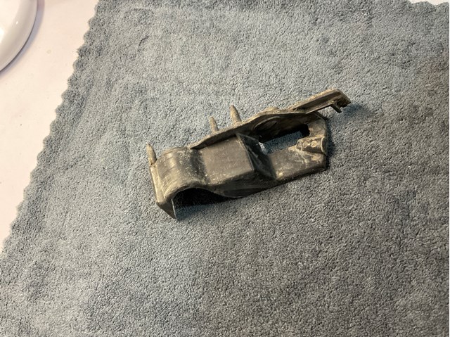 Кронштейн кріплення бампера переднього правий 8K0807284E VAG