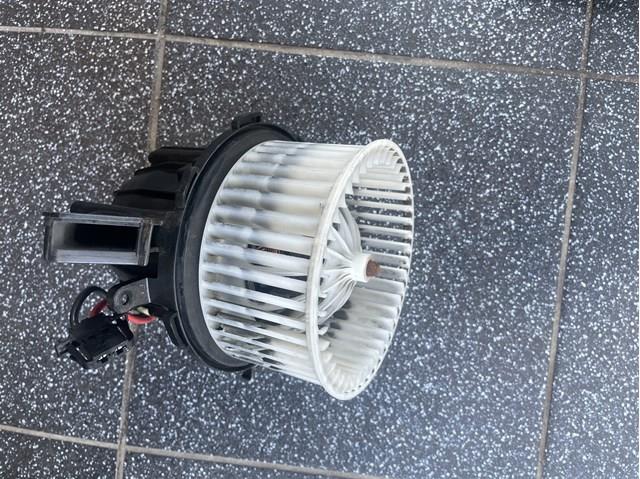 Мотор вентилятора печки (отопителя салона) есть два штуки второй на запчасти рабочее состояние обломан один крепеж цена 500 грн 8K1820021C