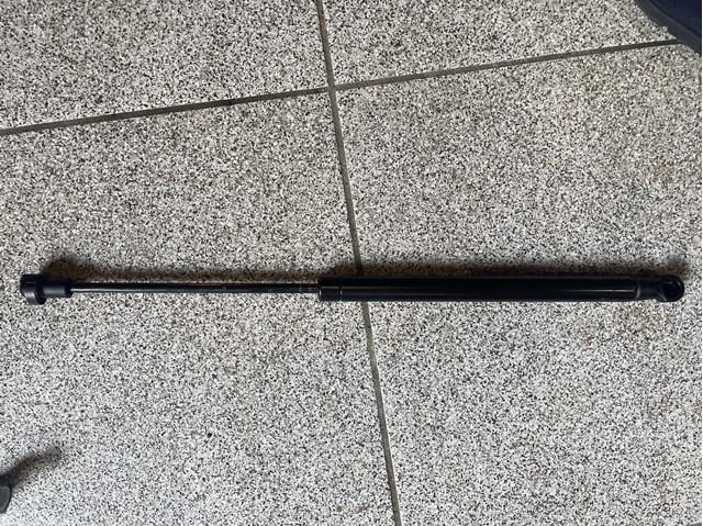 Амортизатор двері 3/5-ї задньої 8K5827919A VAG