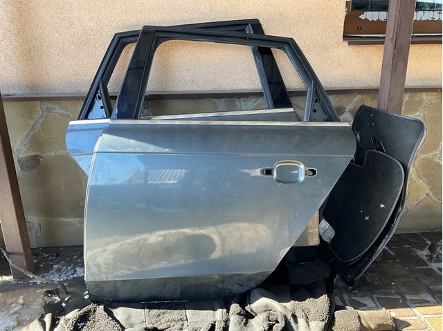 Двері пасажирськи задні ліві 8K9833051D VAG