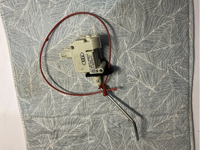 Лічинка замка паливного бака 8P4862153 VAG