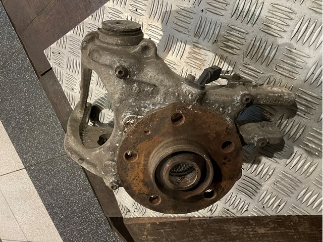 Цапфа права 8R0505436C VAG