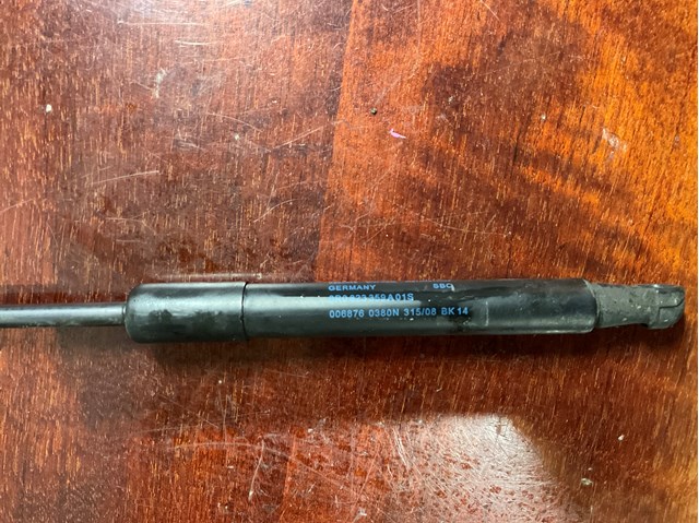 Стійка капота 8R0823359A01S VAG
