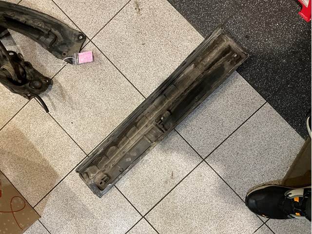 Накладка задніх лівих дверей, нижніх 8R0853969E VAG