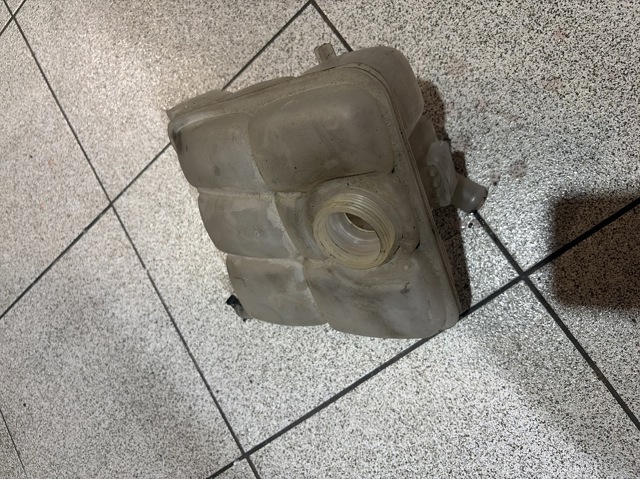 Бачок для води 8V618K218DE FORD