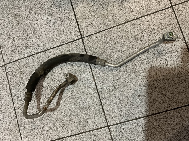 Трубка кондиціонера від компресора до радіатора 924908H310 NISSAN