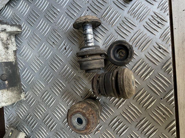 Кріплення платформи 95510EB300 NISSAN