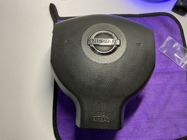 Подушка в кермі 985109U09A NISSAN