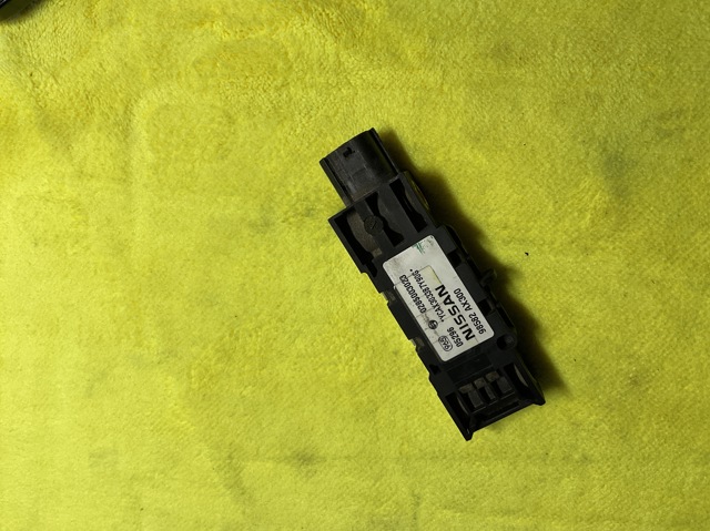Датчик Ейрбег передній 98582AX300 NISSAN