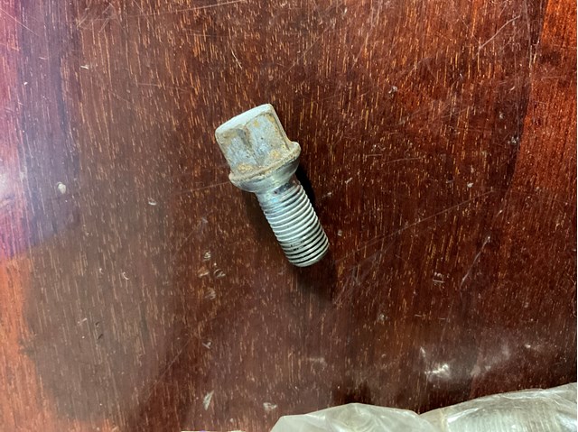 Болти до колеса A0009904907 MERCEDES