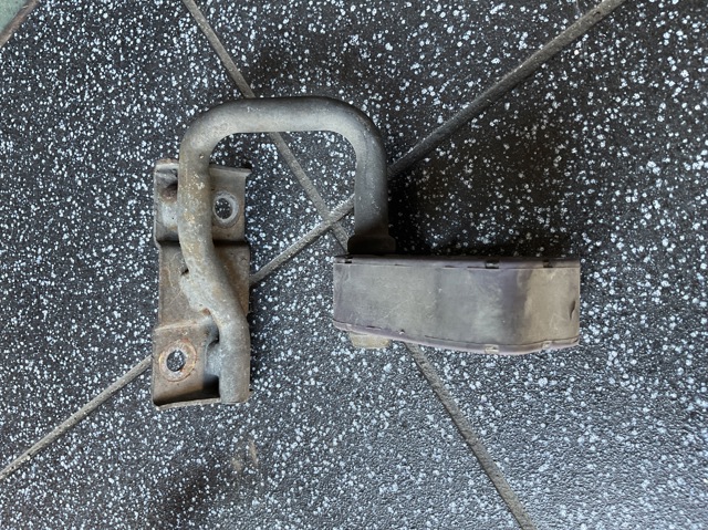 Кронштейн кріплення глушника A1644900137 MERCEDES