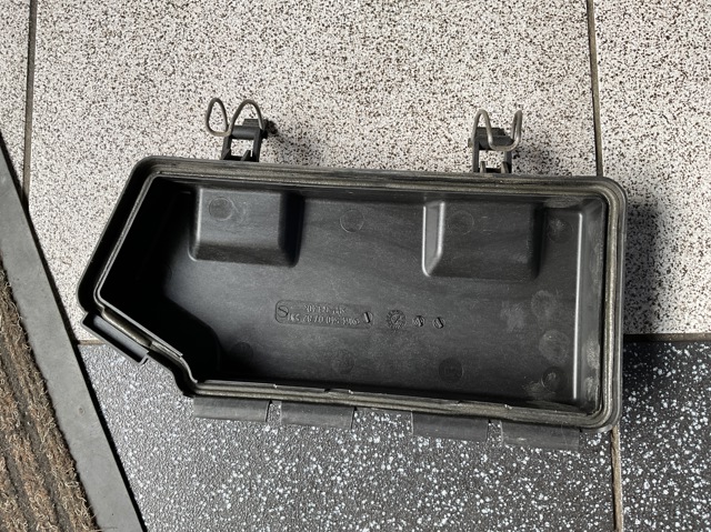 Кришка блоку запобіжників A1645400782 MERCEDES