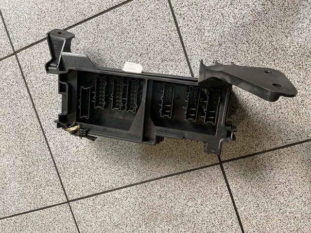 Коробка запобіжників A1645403372 MERCEDES