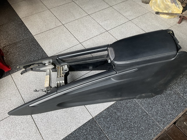 Центральна консоль торпеди A16468010529D84 MERCEDES