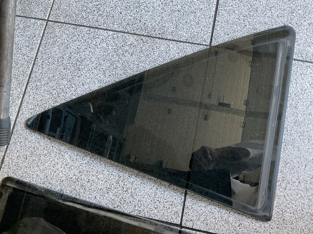 Задня кватирка ліва A1647302555 MERCEDES