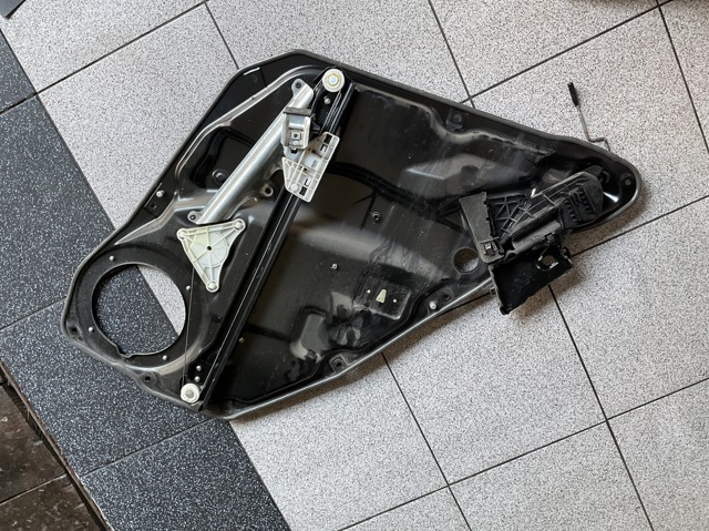 Механізм стеклопод'емника двері задньої, лівої A1647303179 MERCEDES
