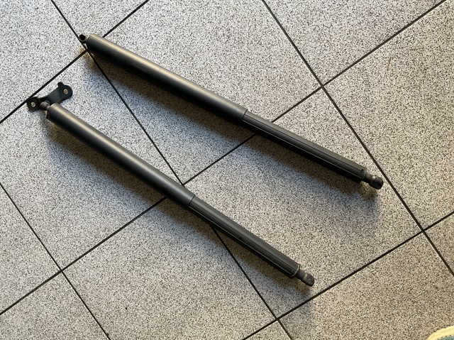 Амортизатор двері 3/5-ї задньої A1647400345 MERCEDES