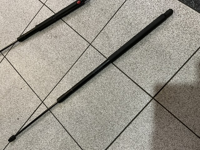 Опора капота права A1648800129 MERCEDES