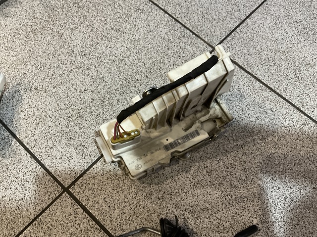 Замок передніх пасажирських дверей A1697202635 MERCEDES