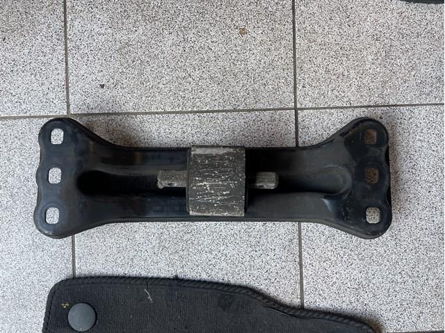 Кріплення кпп A2042420501 MERCEDES