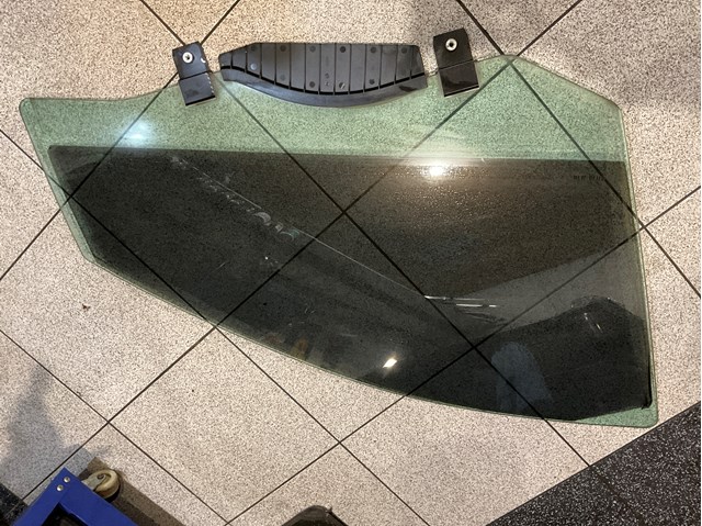 Скло передньої правої двері A2217200818 MERCEDES