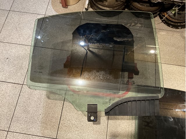 Скло заднє праве A2217301618 MERCEDES