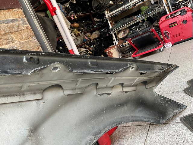 Переднє ліве крило A2218800118 MERCEDES