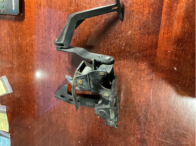 Запор капота (замок і привід замка капота) A2218800264 MERCEDES