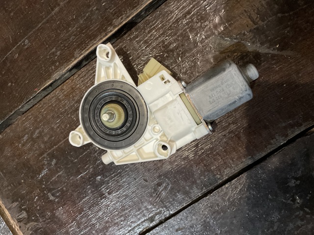 Мотор склопідйомника дверей передніх, правих A2518200842 MERCEDES