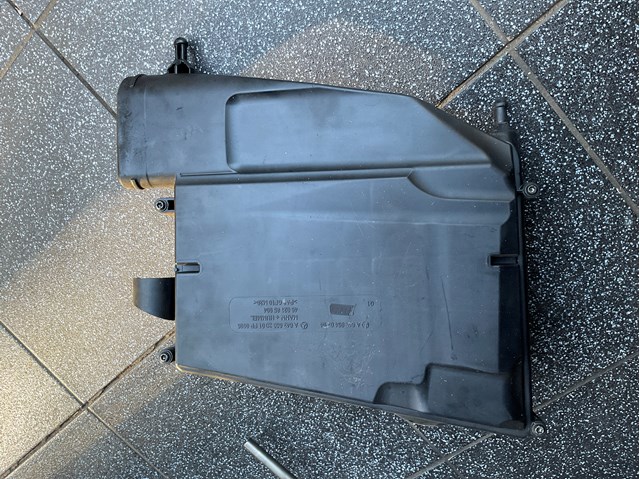Корпус повітряного фільтра, правий A6420902001 MERCEDES