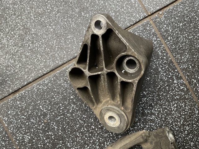 Кронштейн подушки КПП AV616P093NA FORD
