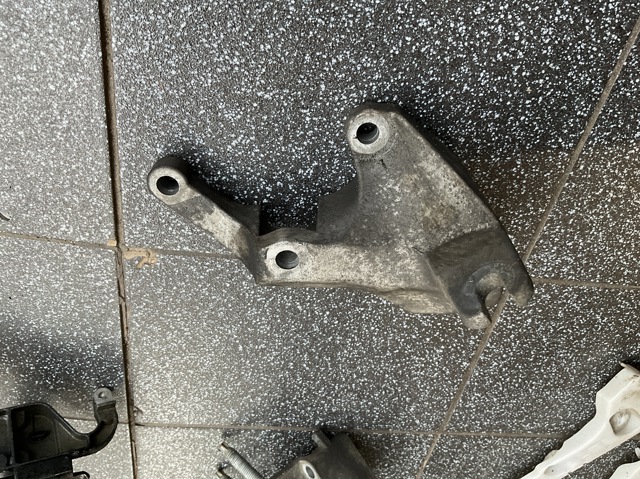 Кронштейн подушки КПП, правий AV617M125AA FORD