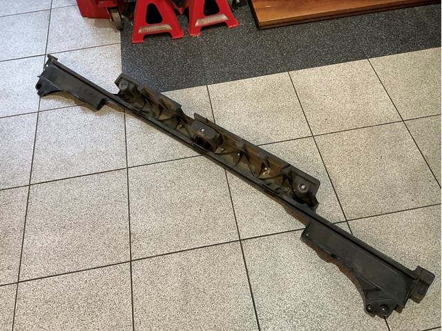 Кронштейн бампера заднього, центральний CK5217B861AC LAND ROVER
