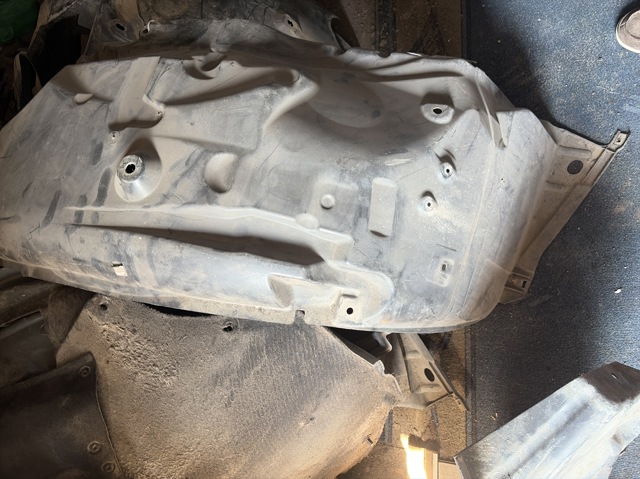 Підкрилок передній правий CLF500023 LAND ROVER