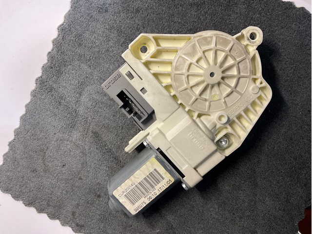 Мотор склопідйомника дверей передніх, правих CUR000140 LAND ROVER