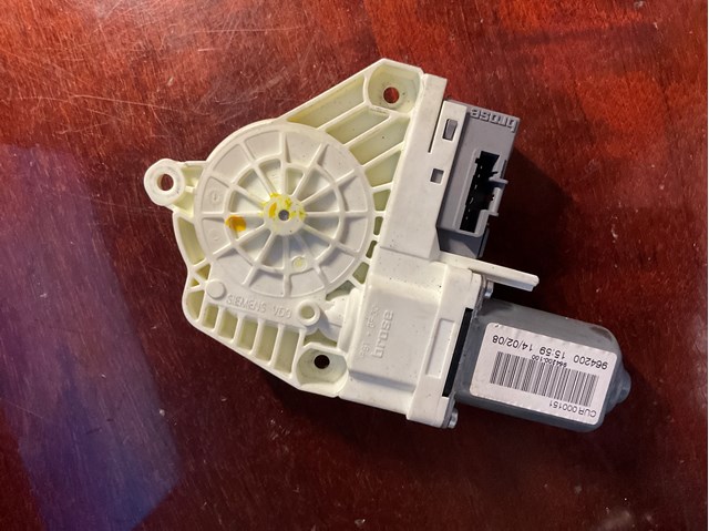 Мотор склопідйомника водійських дверей CUR000151 LAND ROVER