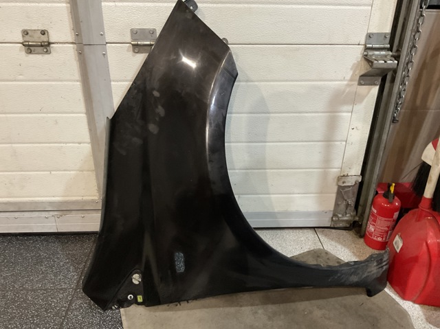 Переднє праве крило F31009U0M0 NISSAN
