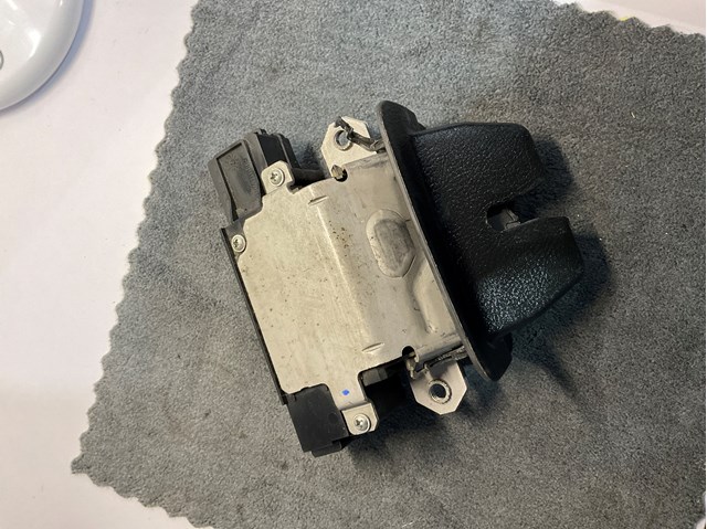 Замок п'ятих дверей FQR500021 LAND ROVER
