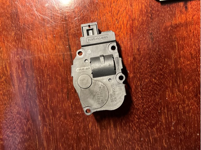 Двигун заслінки печі K9749005 MERCEDES