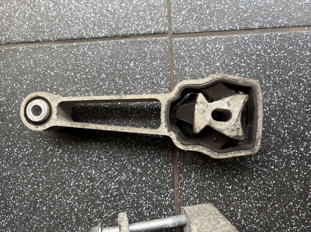 Подушка (опора) двигуна, верхня LR000597 LAND ROVER