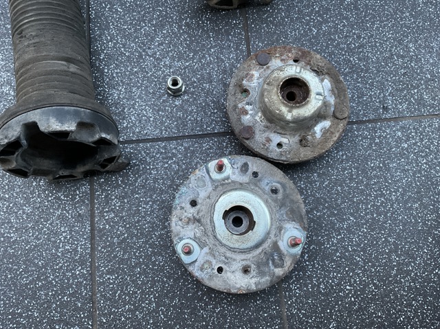 Опора стійки амортизатора заднього LR001134 LAND ROVER