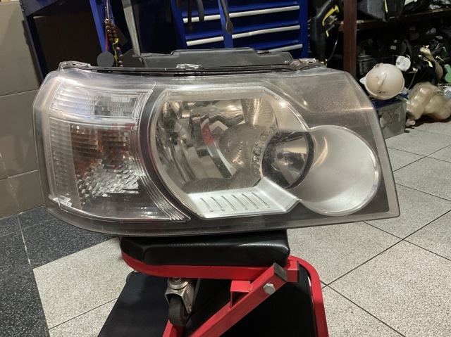 Фара передня права LR001560 LAND ROVER