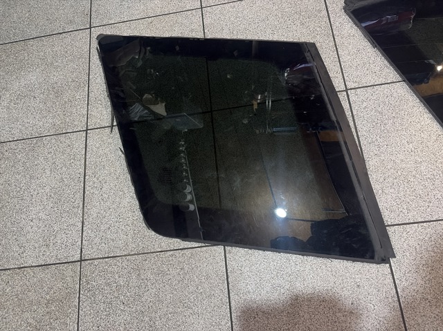 Скло багажника, ліве LR001762 LAND ROVER
