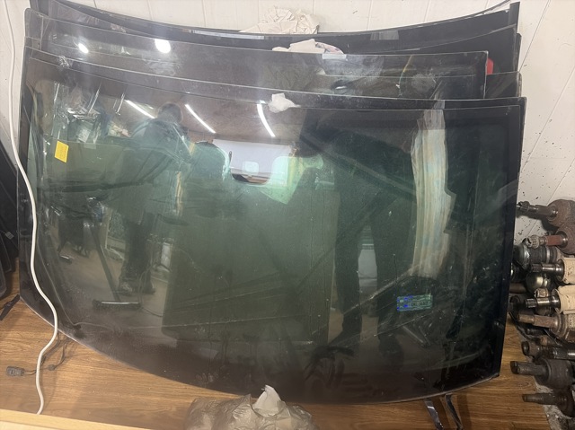 Переднє скло LR006257 LAND ROVER