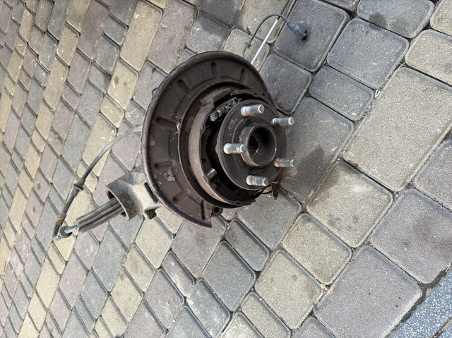 Цапфа поворотного кулака LR006962 LAND ROVER