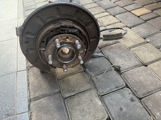 Цапфа поворотного кулака LR006963 LAND ROVER