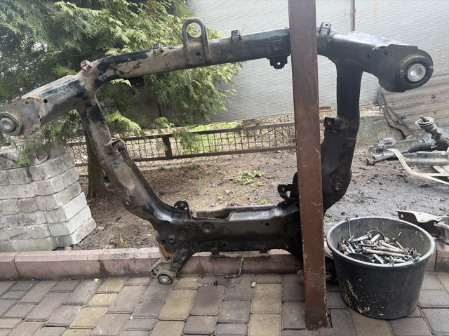 Балка передньої підвіски, підрамник LR007398 LAND ROVER